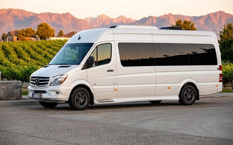 Combi Mercedes-Benz Sprinter de la flota Transbord entre viñedos al atardecer