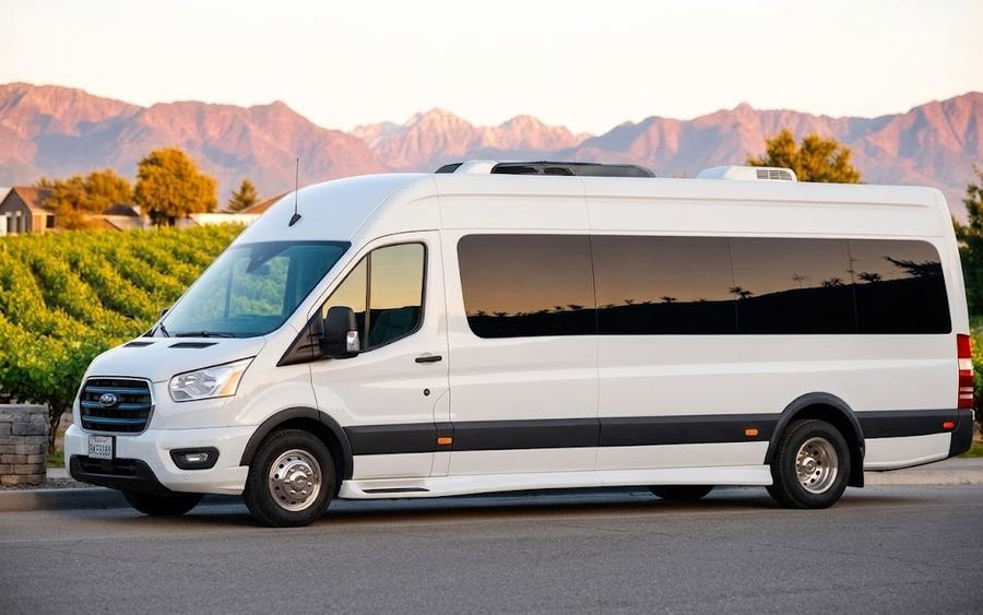 Minibús Ford Transit de la flota Transbord con capacidad para grupos